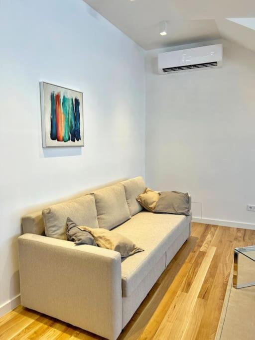 White 1 Bd Old Town Apartment By Hostlovers Каунас Экстерьер фото