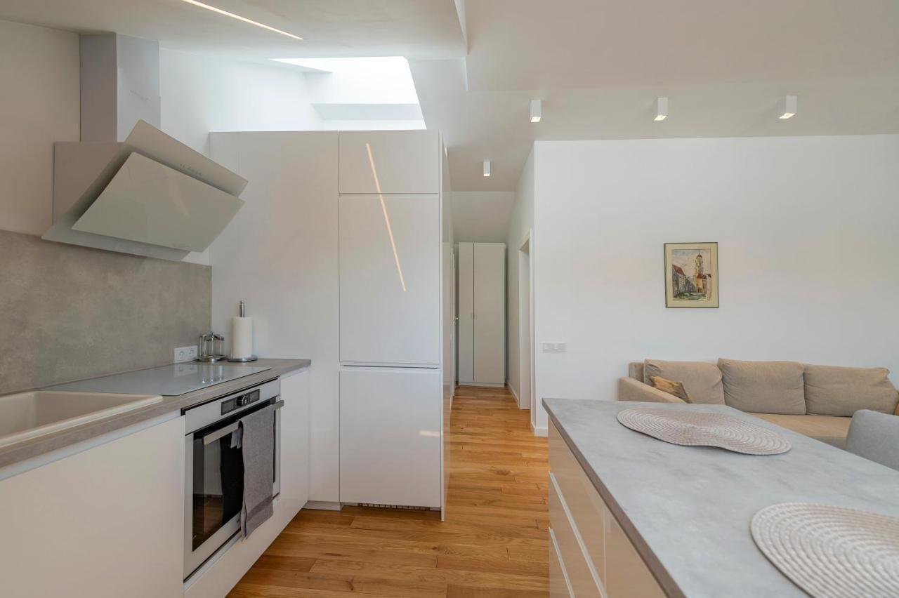 White 1 Bd Old Town Apartment By Hostlovers Каунас Экстерьер фото