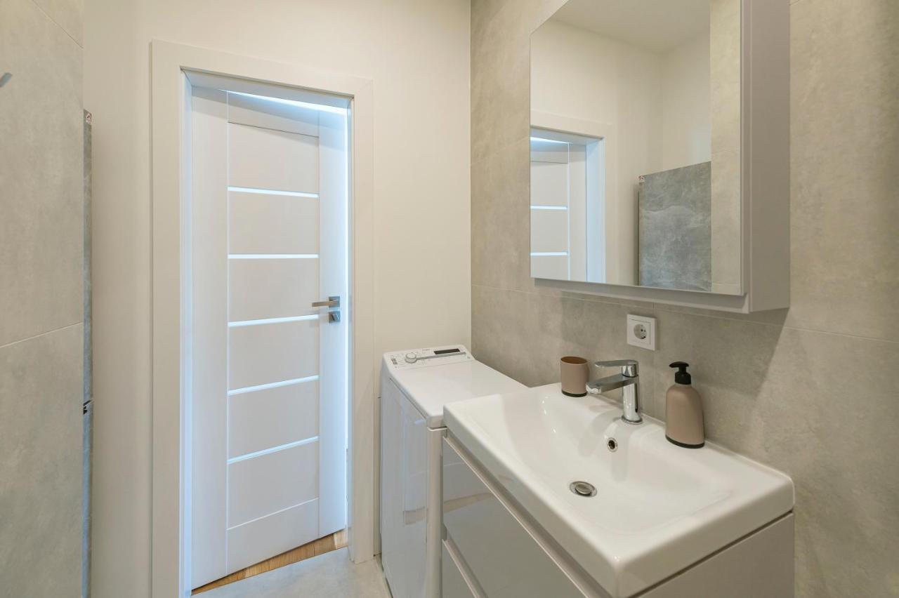 White 1 Bd Old Town Apartment By Hostlovers Каунас Экстерьер фото